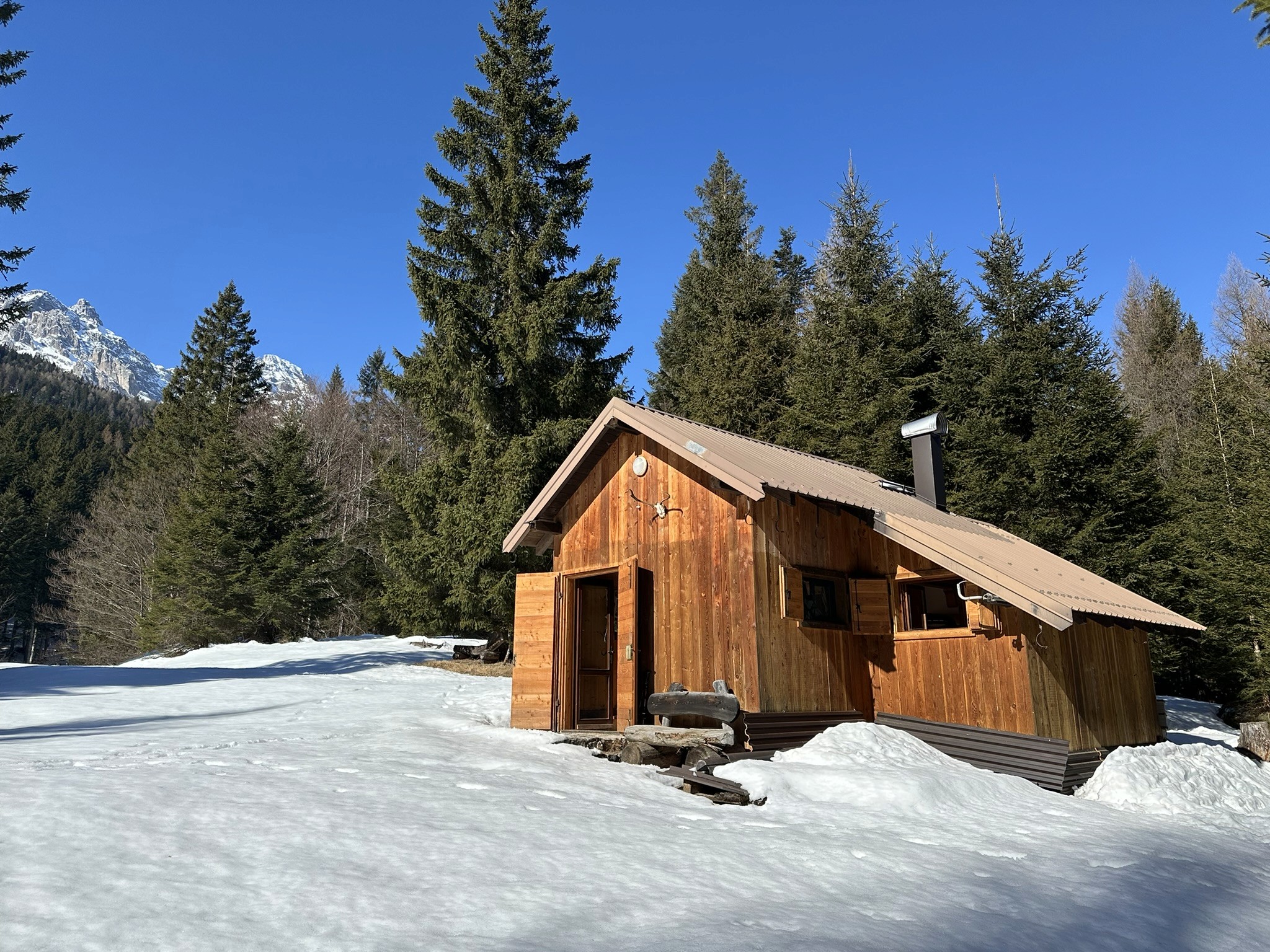 Ansicht der Skihuette Padola im Schnee