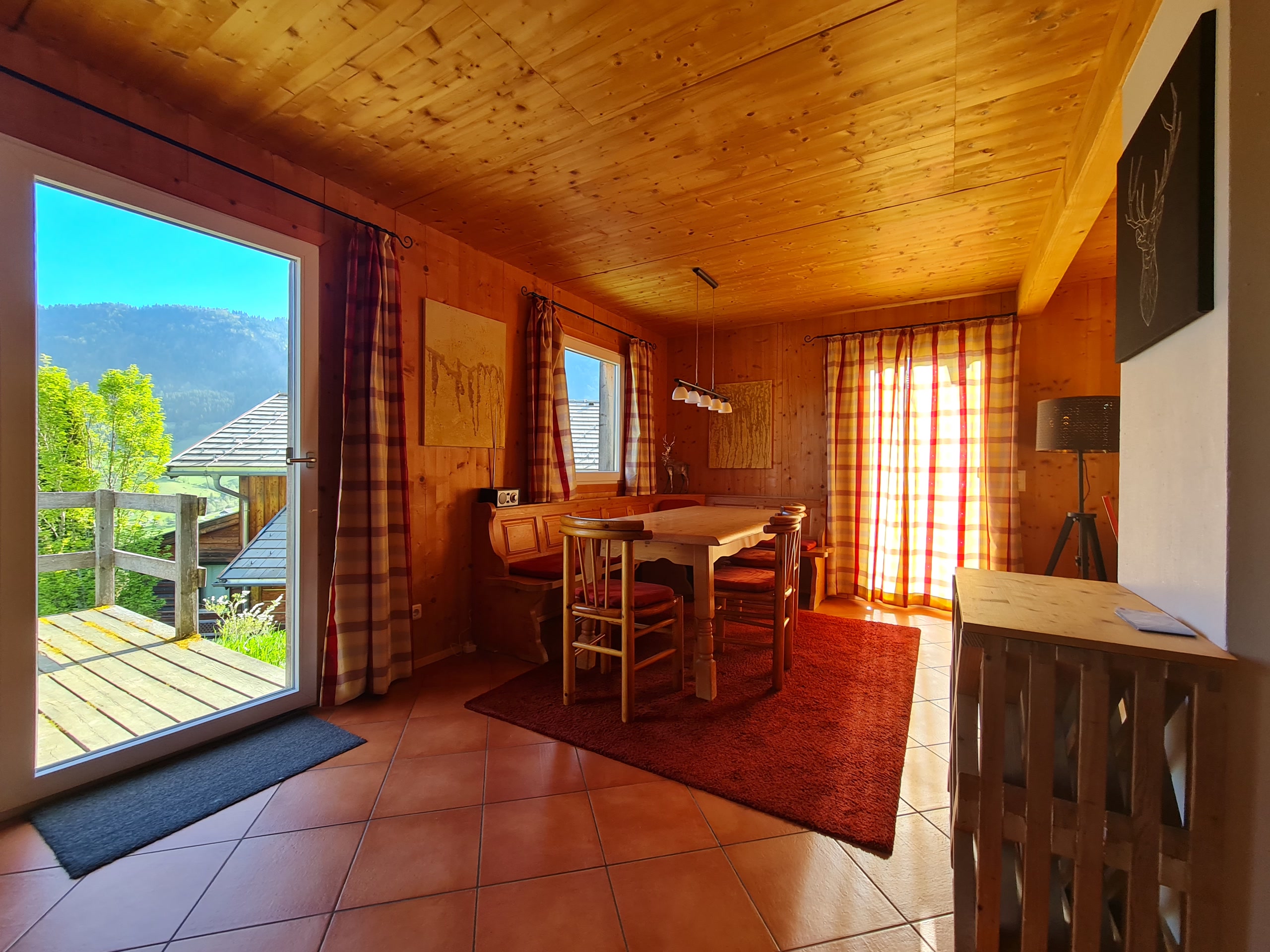 Wohn- und Essbereich des Holz-Chalets