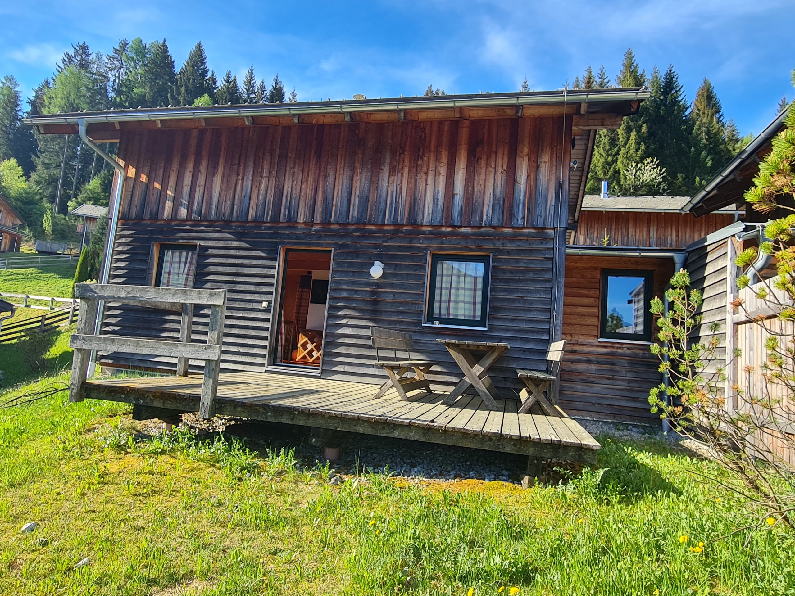 Terrasse und Gartenbereich des Chalets