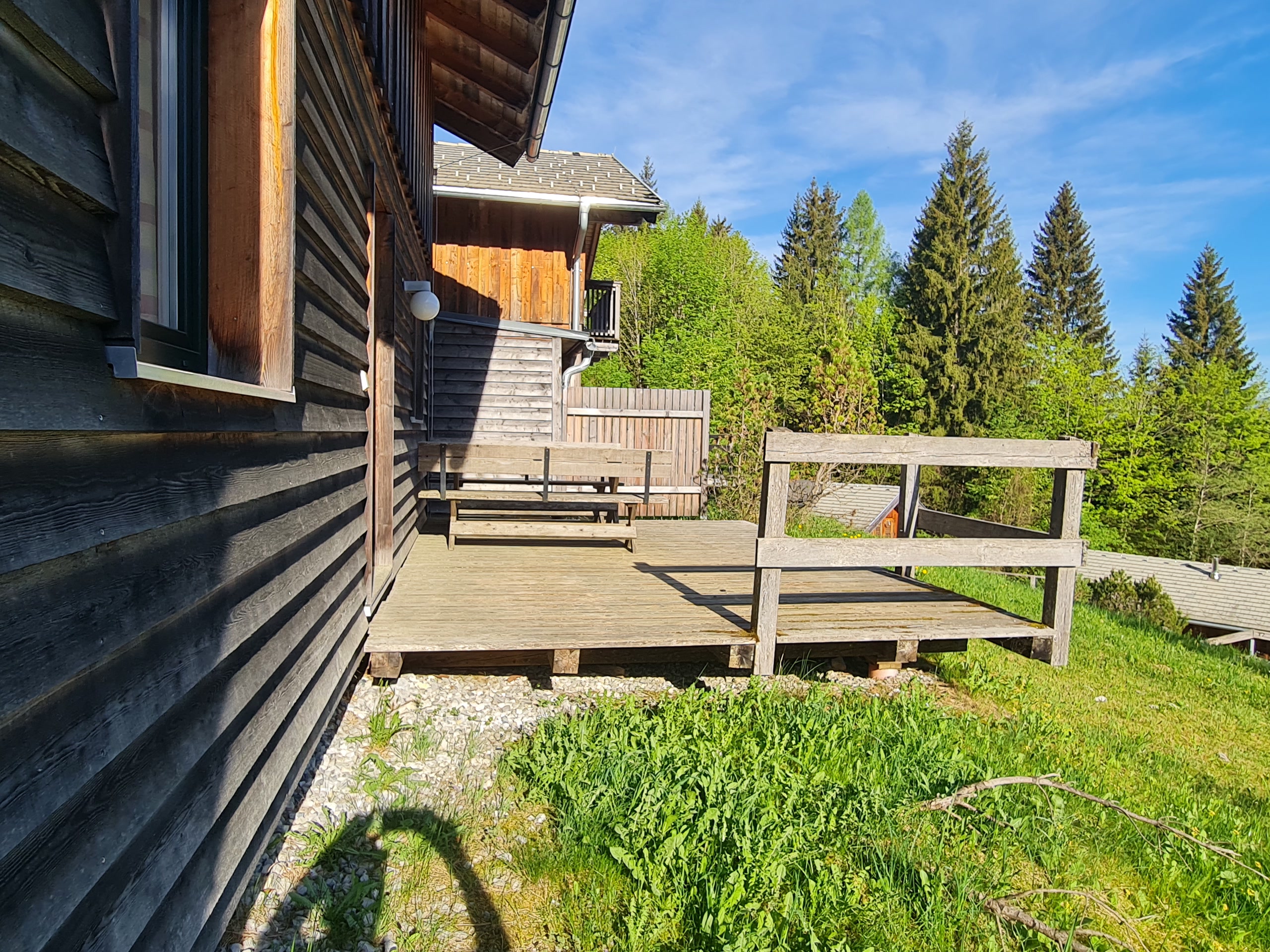 Seitlicher Außenbereich mit Holzterrasse