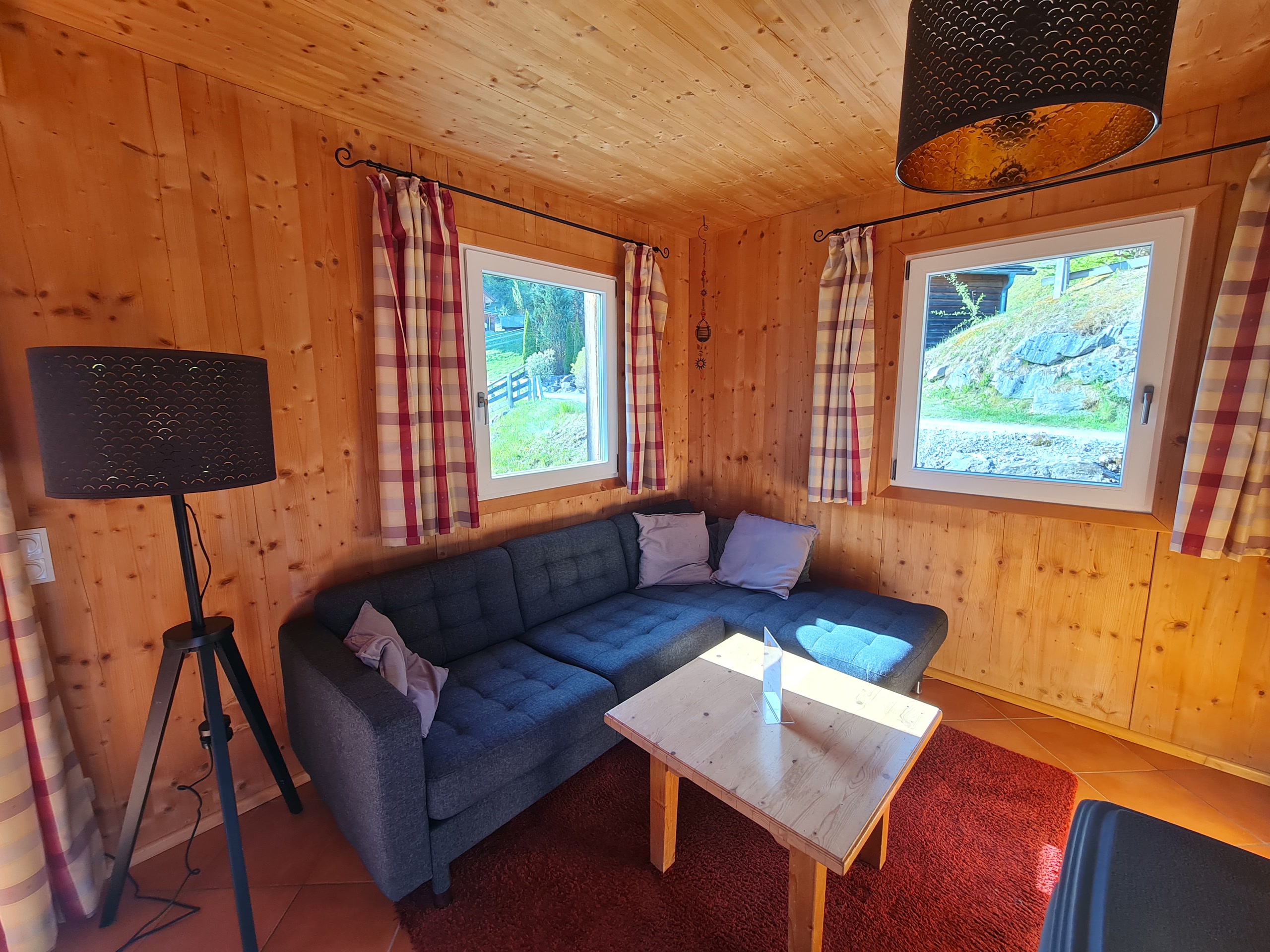 Wohnzimmer mit Sitzecke und Holzvertäfelung