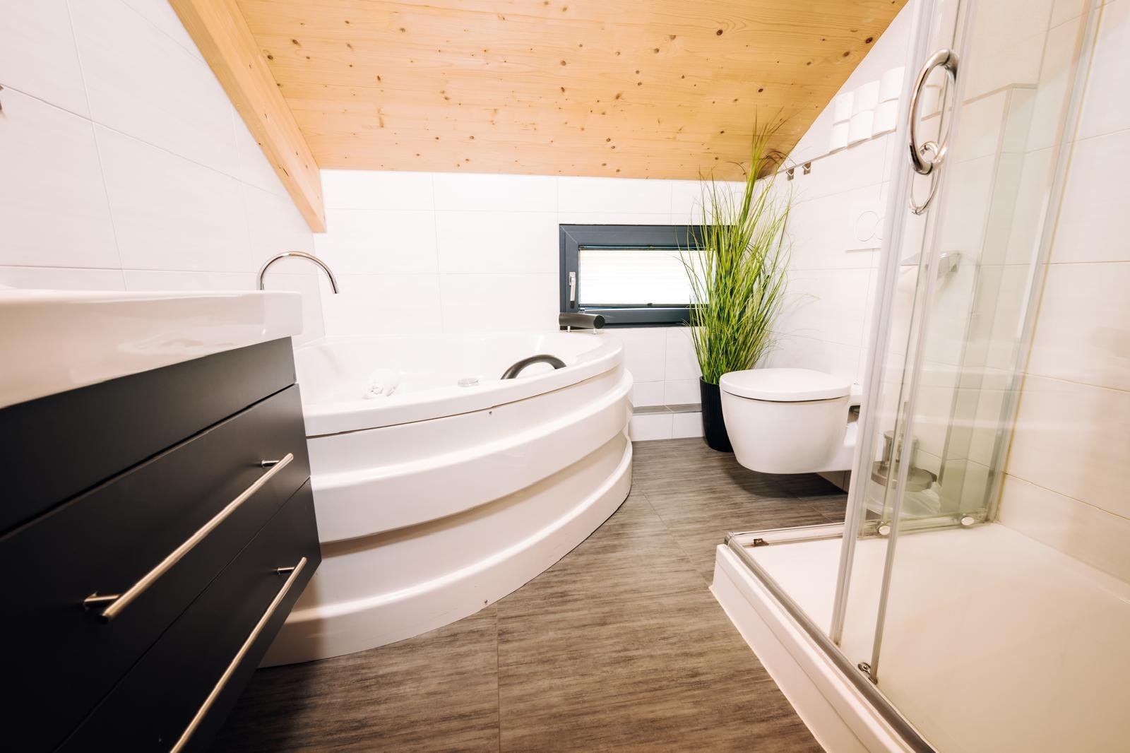 Bad mit Wanne und Dusche