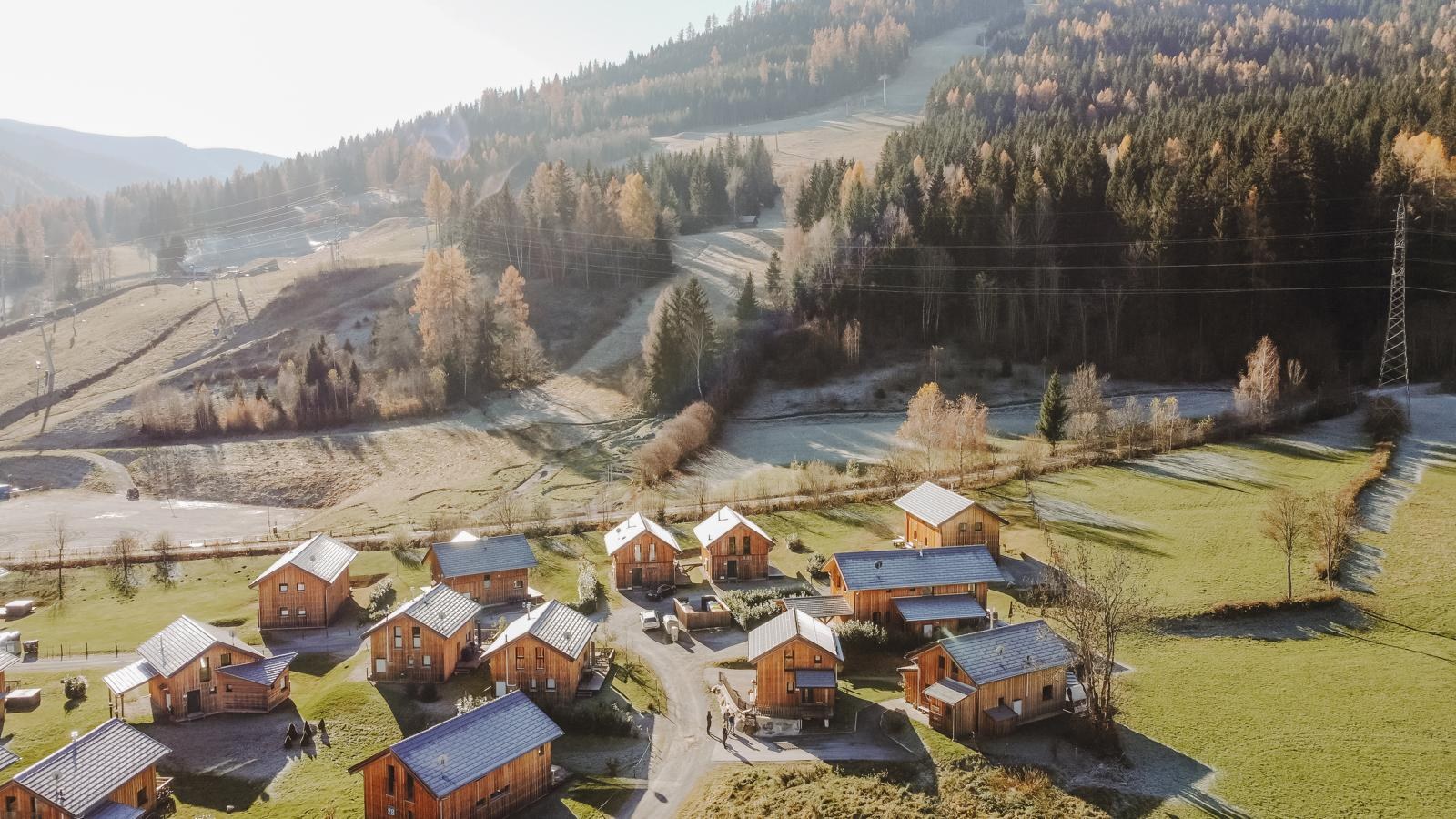Luftaufnahme des Chalets und der Umgebung