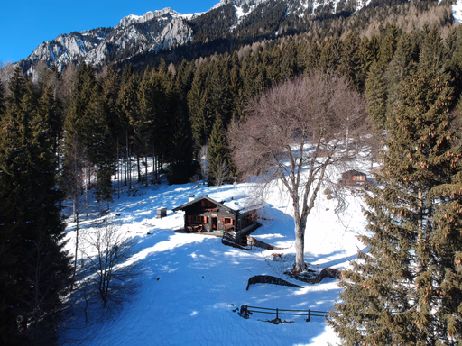 Luftaufnahme der Berghuette Lamon im Schnee