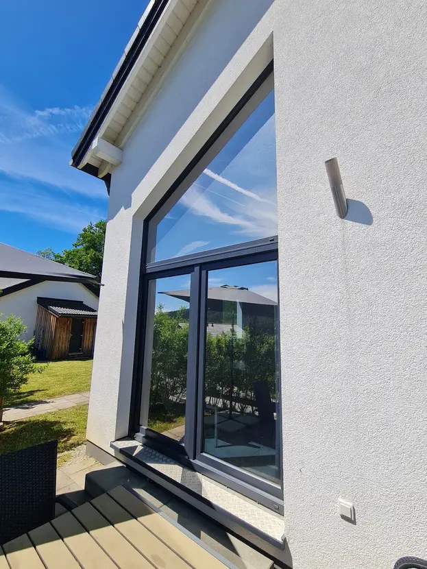 Glasfront des Ferienhauses