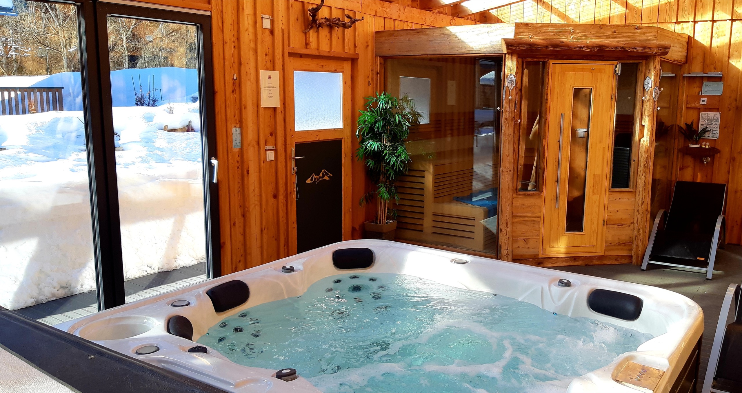 Whirlpool und Saunakabine im Wellnessbereich