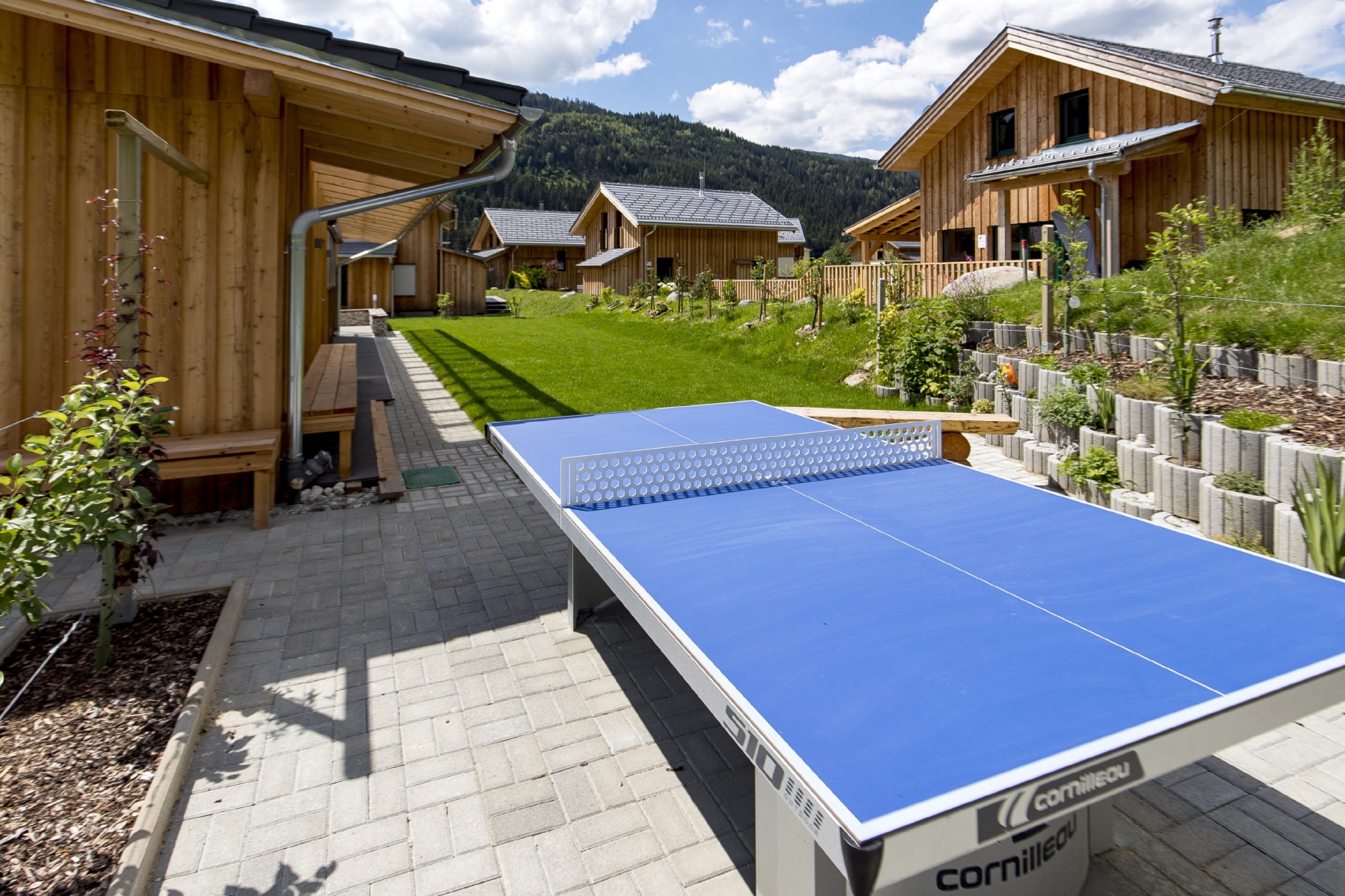Garten und Freizeitbereich mit Tischtennisplatte