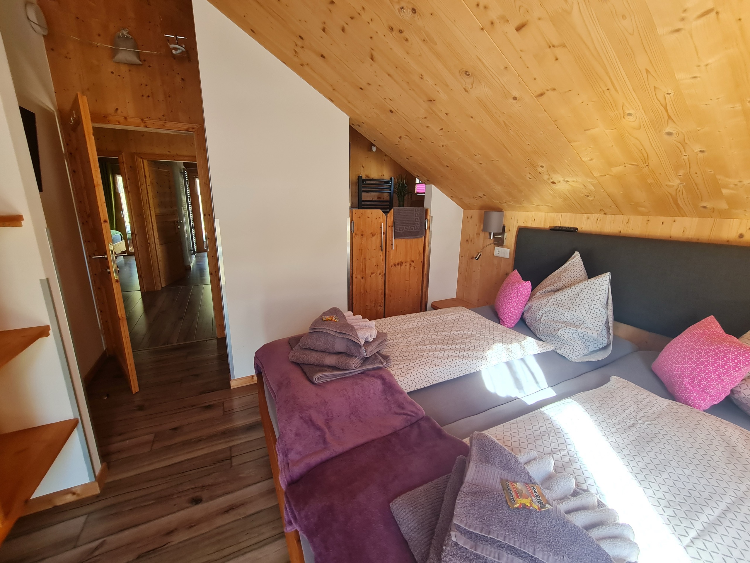Helles Doppelzimmer mit Holzdecke