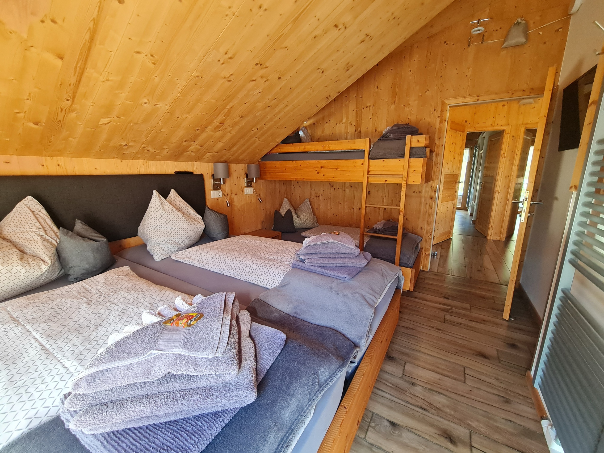 Familienzimmer mit Doppelbett und Etagenbett