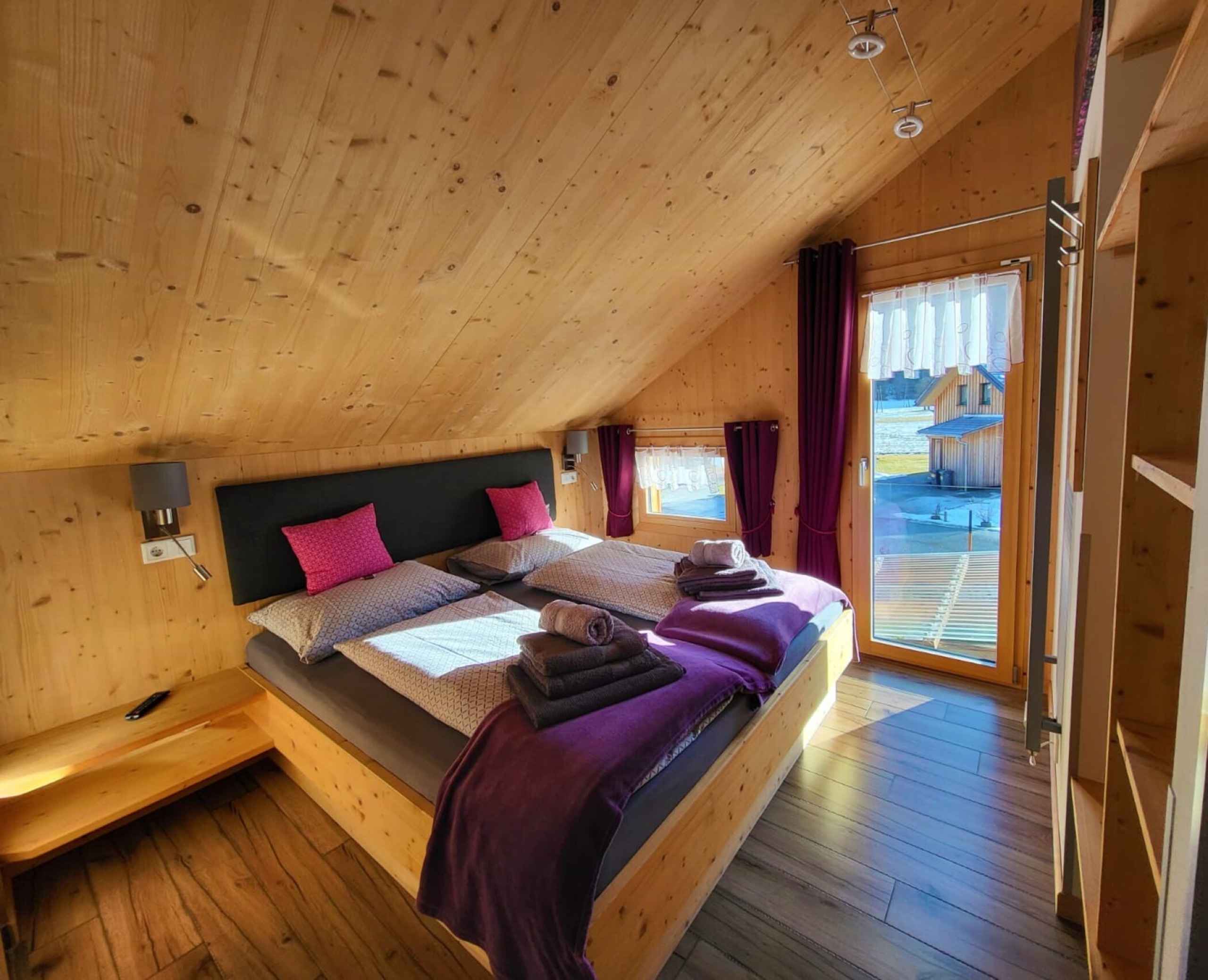Weiteres Doppelzimmer mit Holzausstattung