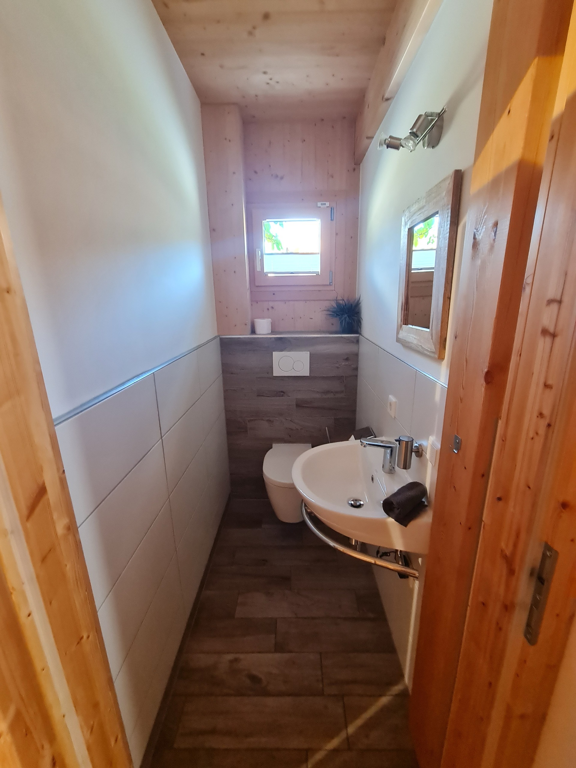 Gäste-WC mit Handwaschbecken