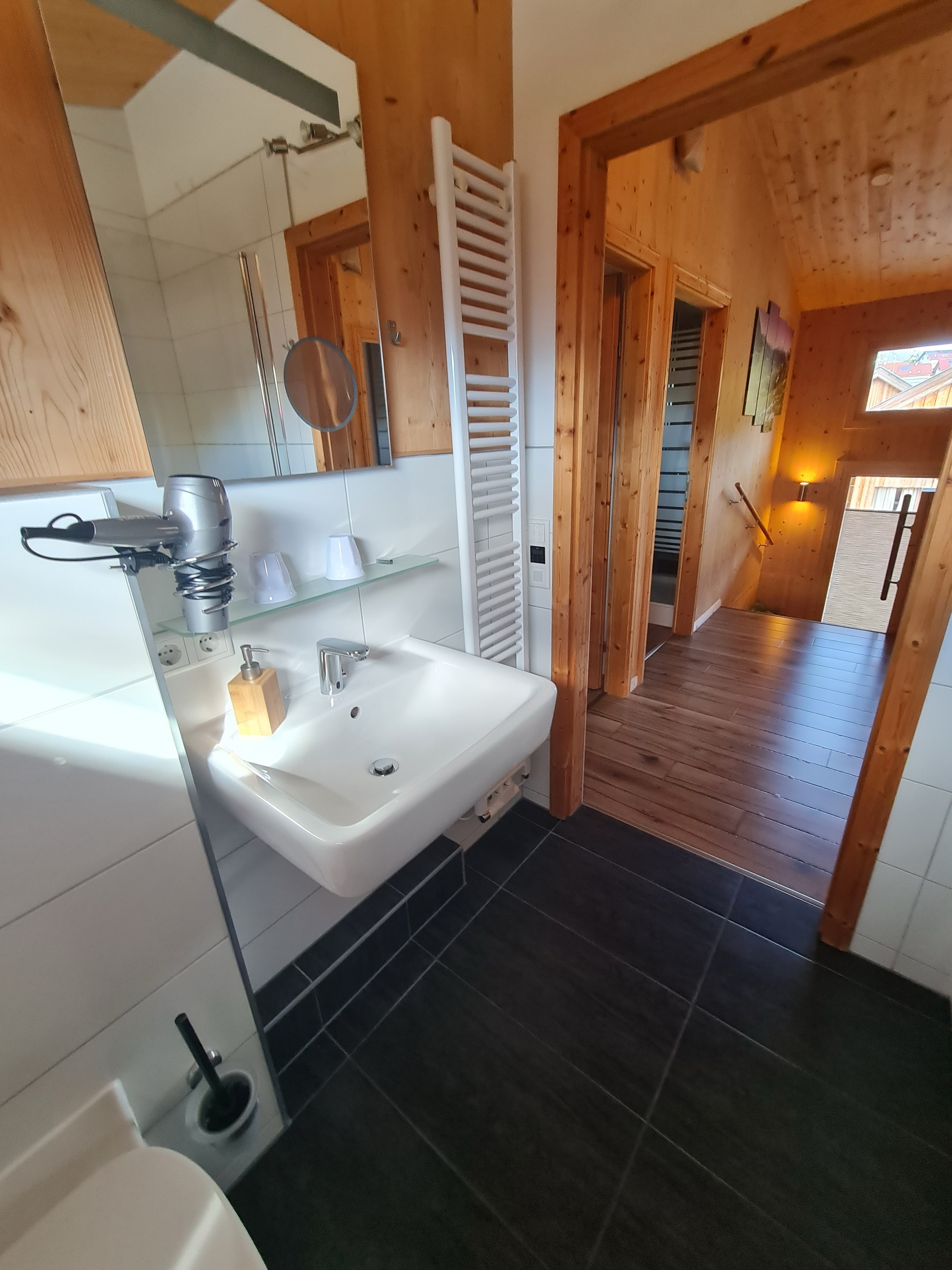Helles Badezimmer mit Waschtisch