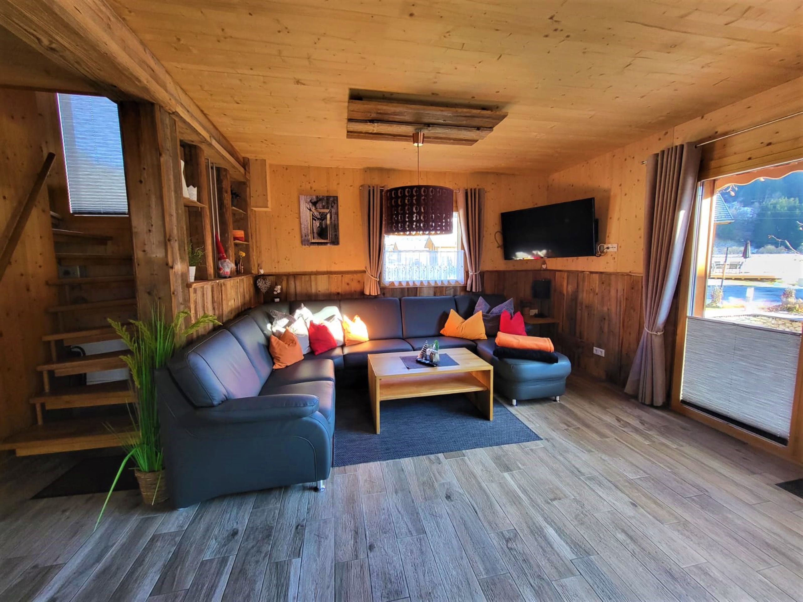 Wohnbereich mit Holzvertäfelung und Sofalandschaft