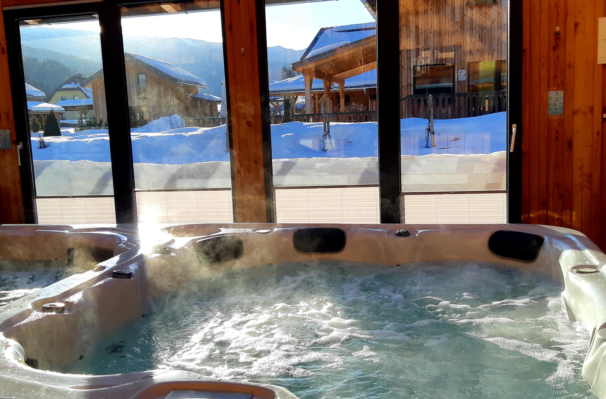 Whirlpool mit Blick in die winterliche Umgebung