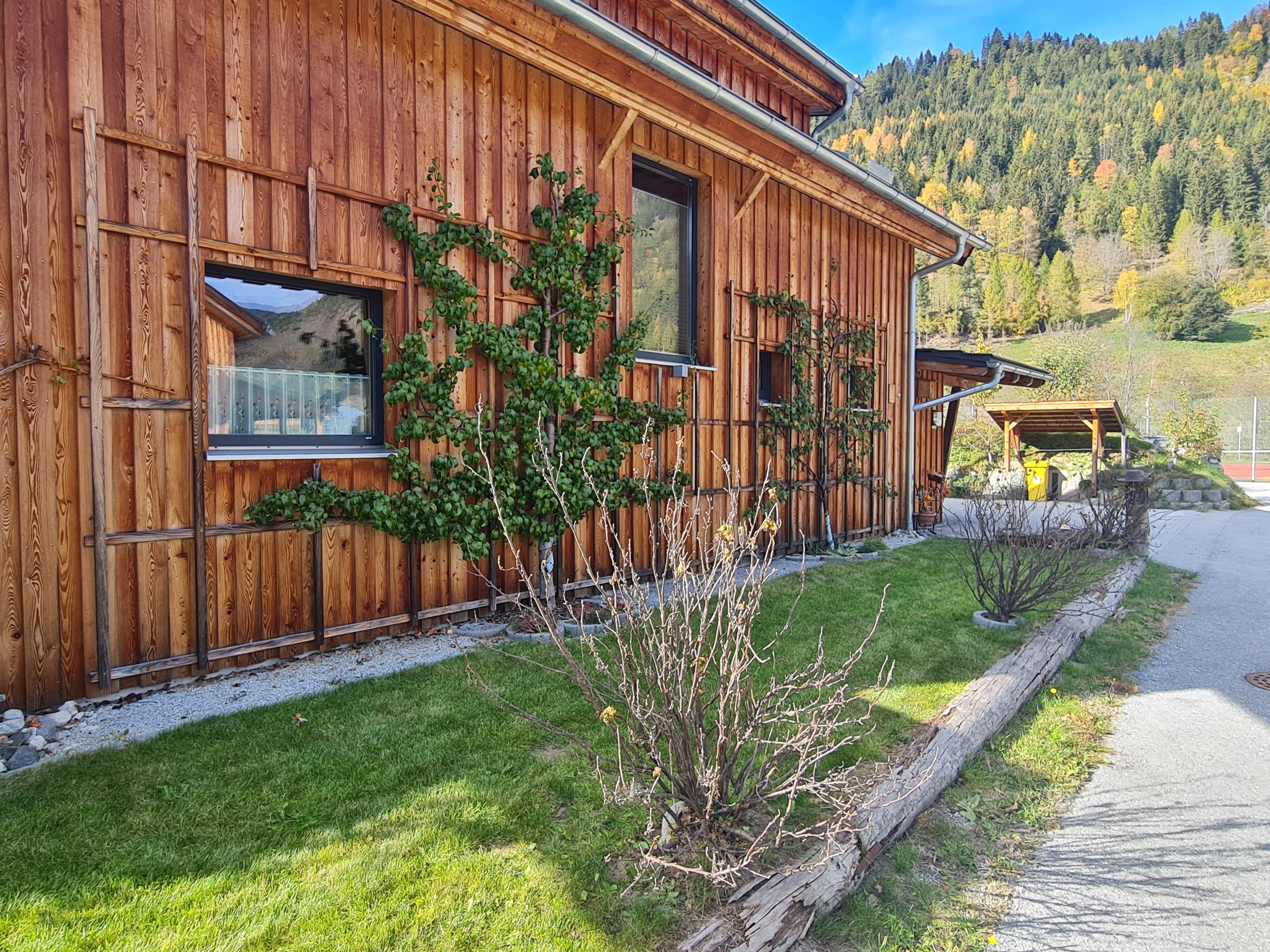 Holzfassade und Gartenweg am Wellness-Chalet