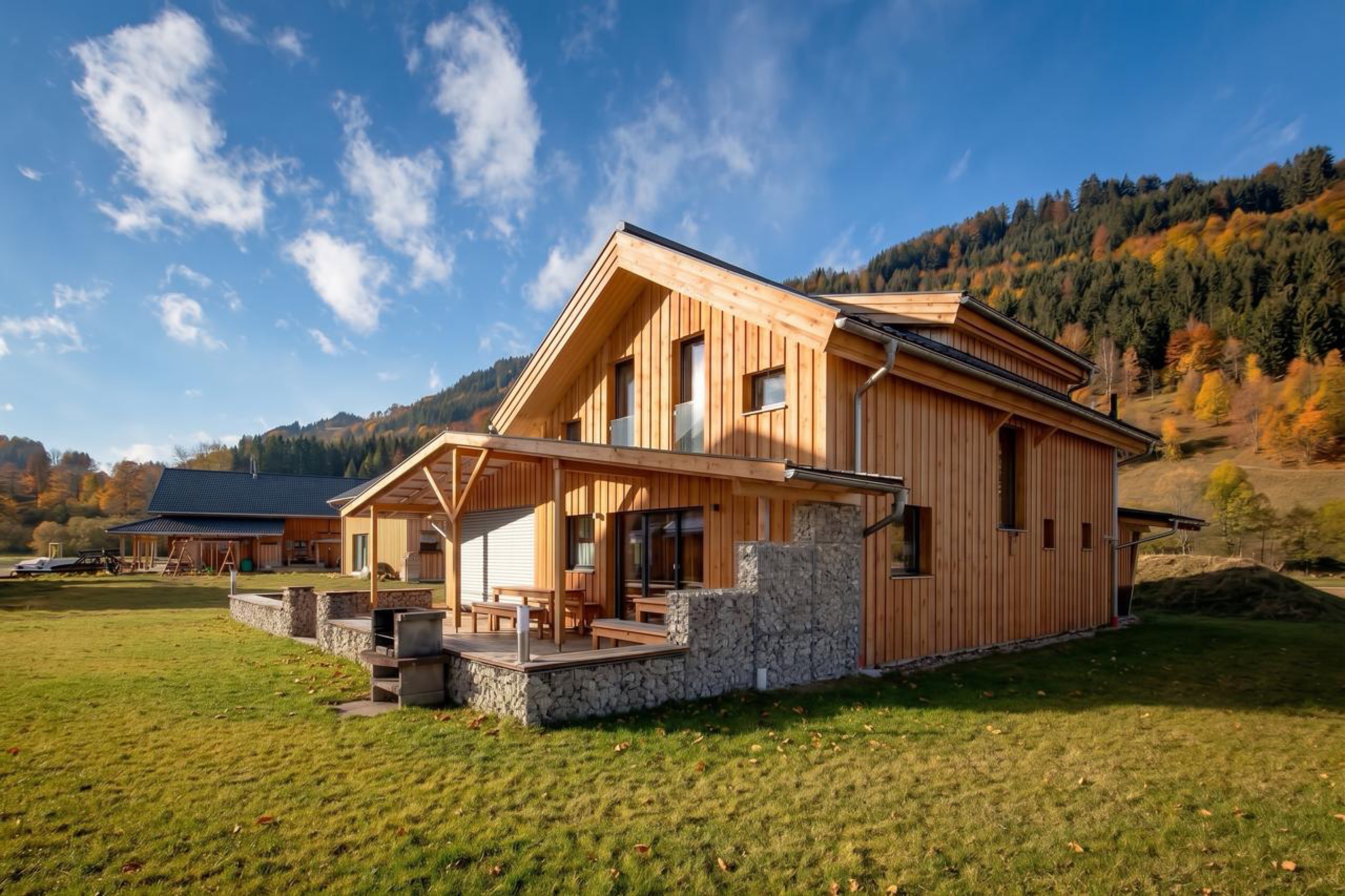 Seitliche Außenansicht des Wellness-Chalets mit Garten