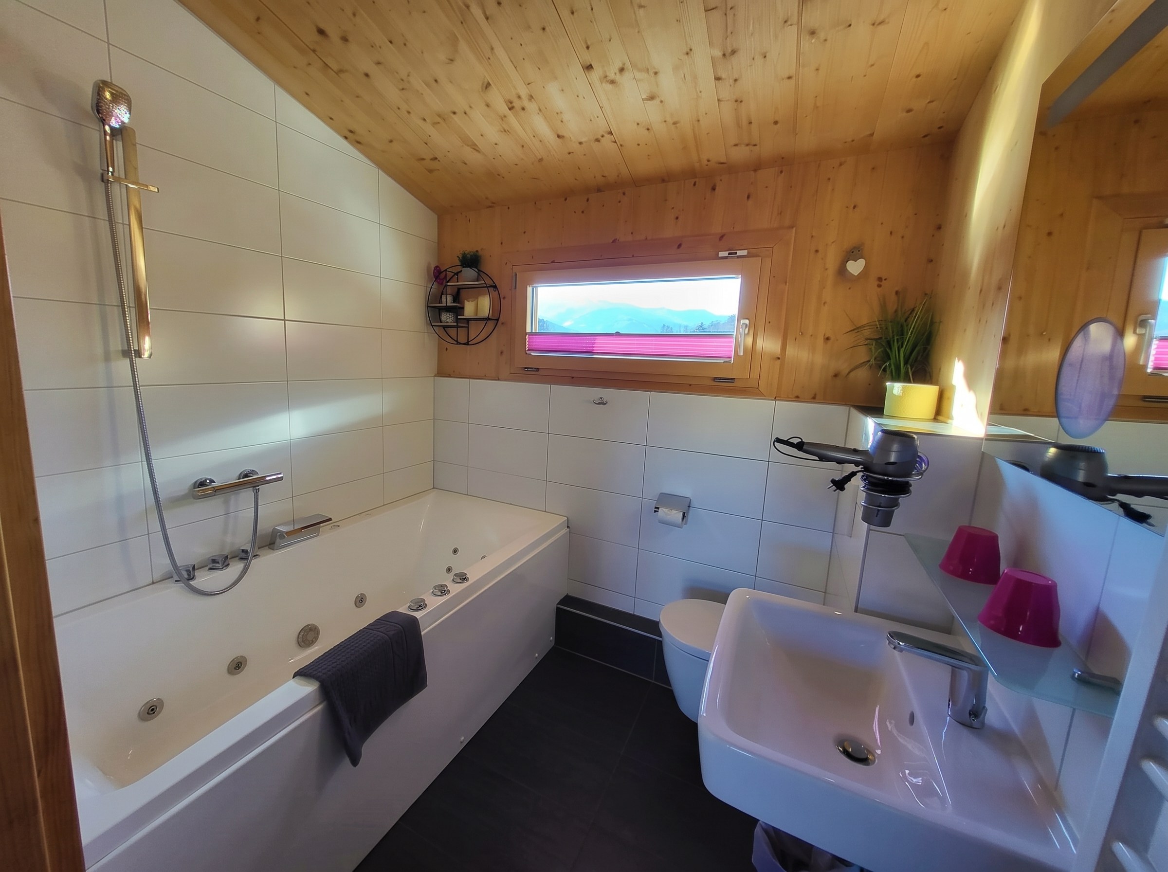 Badezimmer mit Whirlwanne und Fenster