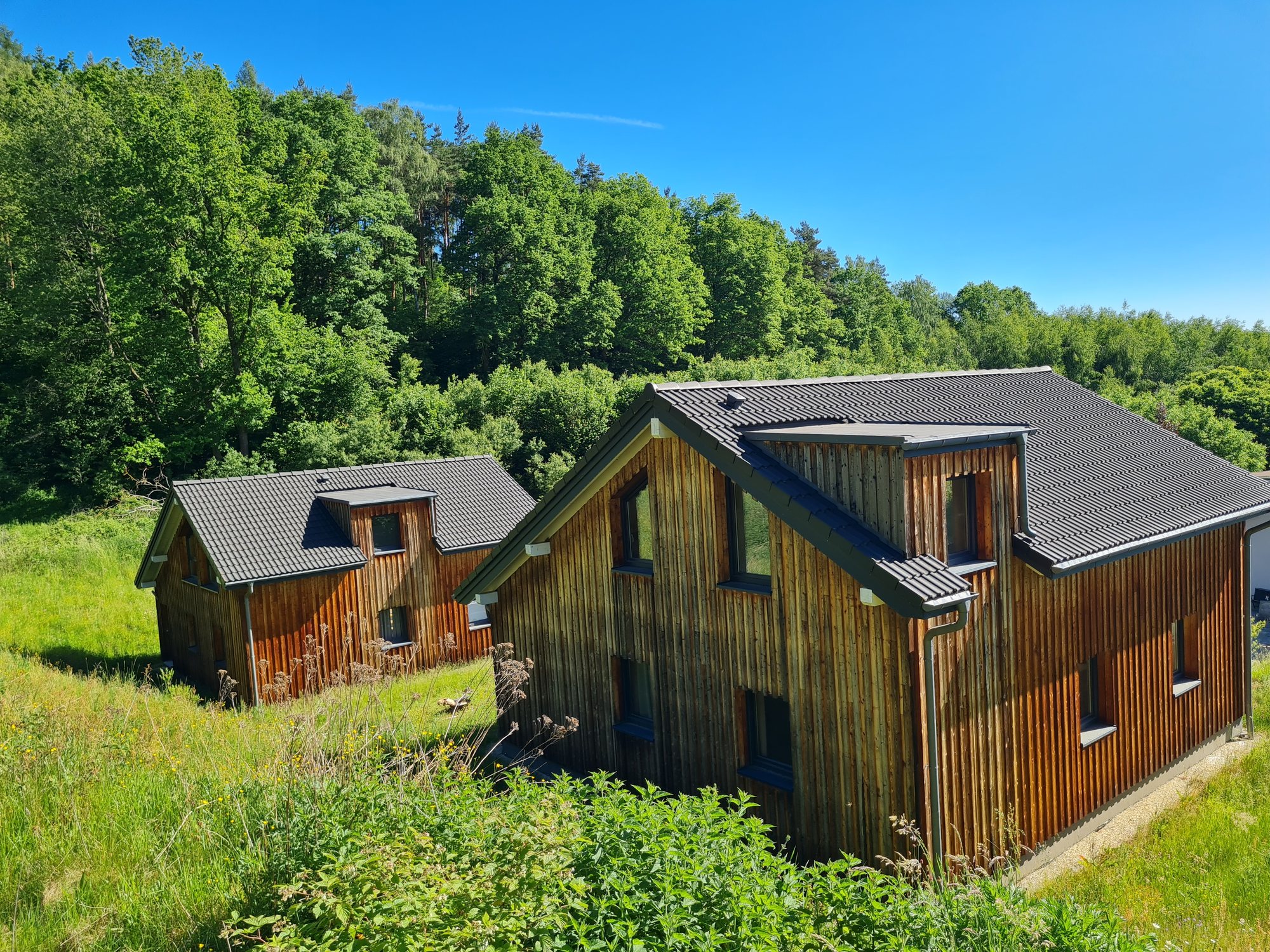 Hanglage und Holzfassade