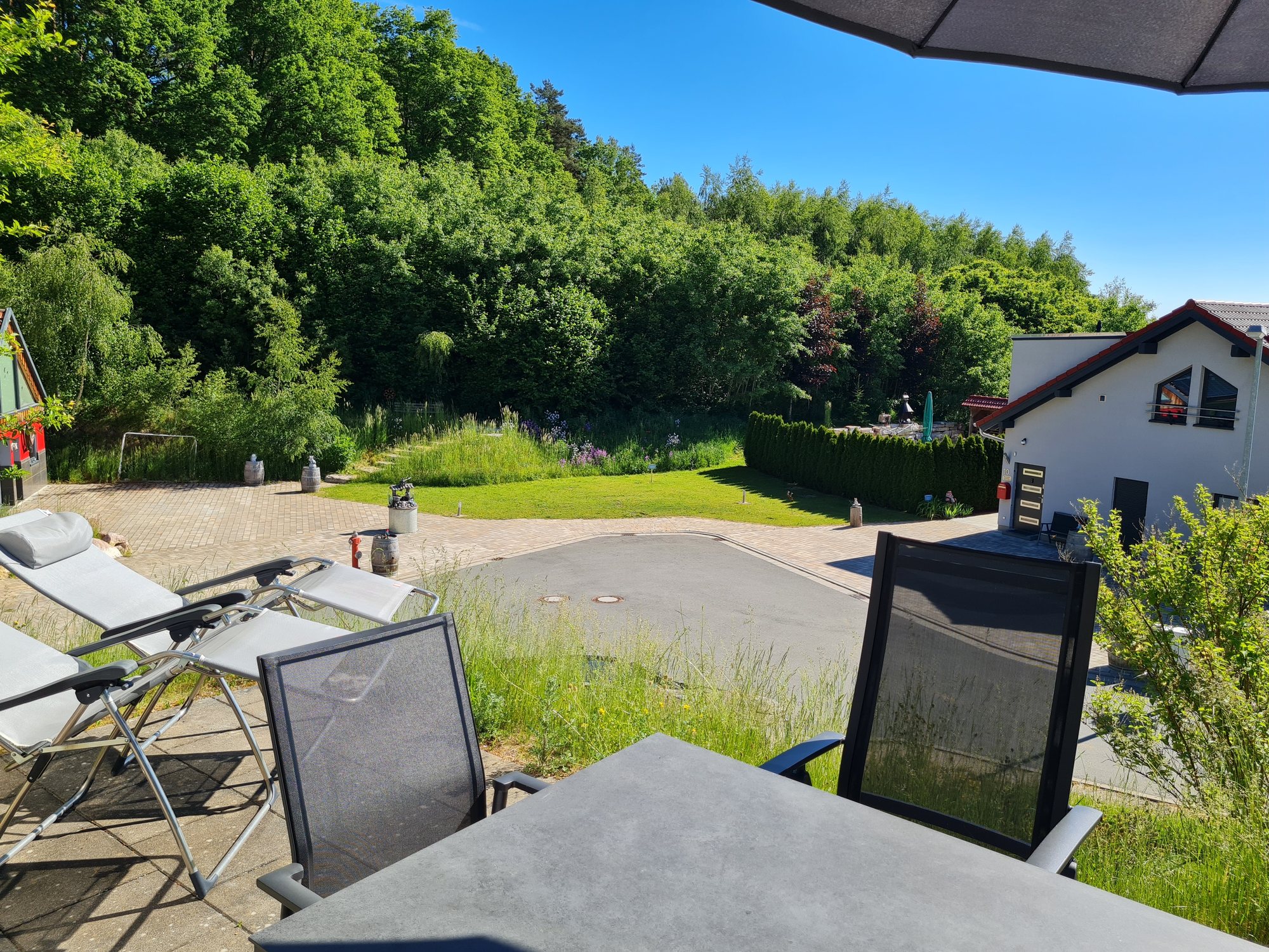 Terrasse mit Blick ins Feriendorf