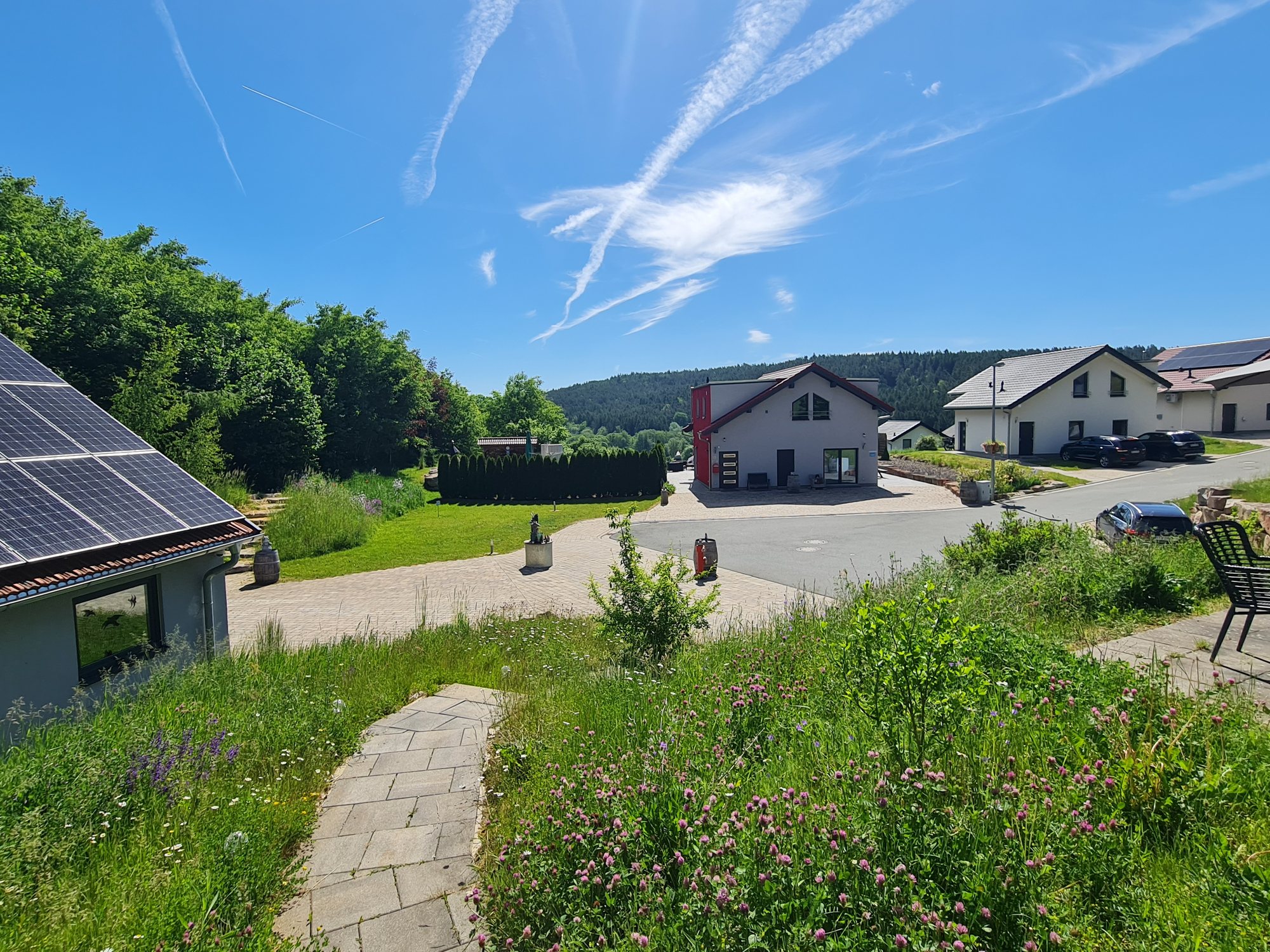 Zugang und Hanglage Haus 9